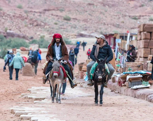 Wadi Musa Jordan Grudnia 2018 Dwóch Beduinów Jeździć Osły Rozmawiają — Zdjęcie stockowe