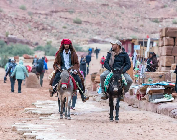 Wadi Musa Giordania Dicembre 2018 Due Beduini Cavalcano Asini Parlano — Foto Stock