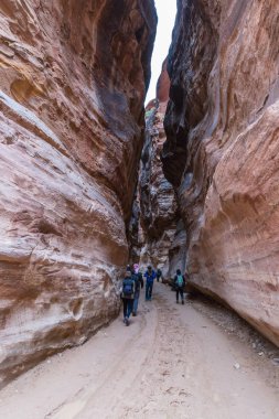 Wadi Musa, Ürdün, 06 Aralık 2018: Petra - Ürdün Wadi Musa şehirde Nabatean krallığının başkenti önde gelen Kanyon boyunca turist yürüyüş