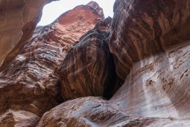 Al-Siq - Petra - Ürdün Wadi Musa şehirde Nabatean krallığının başkenti kırmızı-kaya duvarların içinden giden kanyon