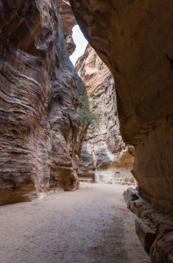 Al-Siq - Petra - Ürdün Wadi Musa şehirde Nabatean krallığının başkenti kırmızı-kaya duvarların içinden giden kanyon