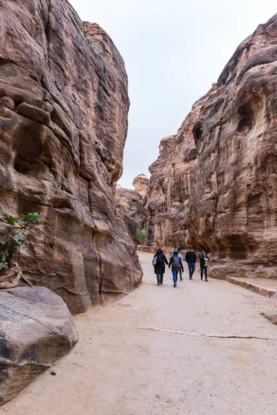 约旦瓦迪穆萨 2018年12月6日 游客沿着峡谷散步 通往约旦瓦迪穆萨市纳巴泰安王国的首都佩特拉 — 图库照片