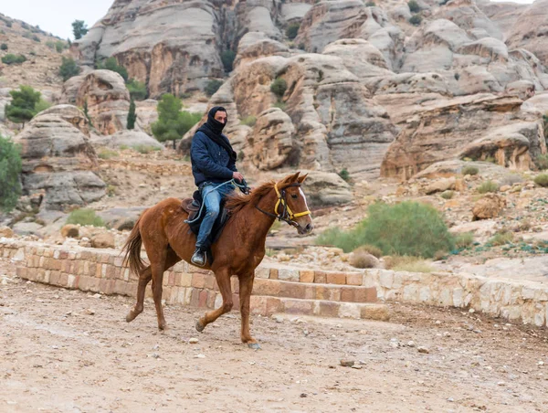 Wadi Musa Giordania Dicembre 2018 Beduino Cavalcando Destriero Arabo Lungo — Foto Stock