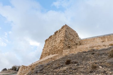 Al Jaya, Jordan, 06 Aralık 2018: Ortaçağ Kalesi kül Shubak, Ürdün'de Al Jaya şehir yakınlarındaki bir tepe üzerinde duran bir köşe kule
