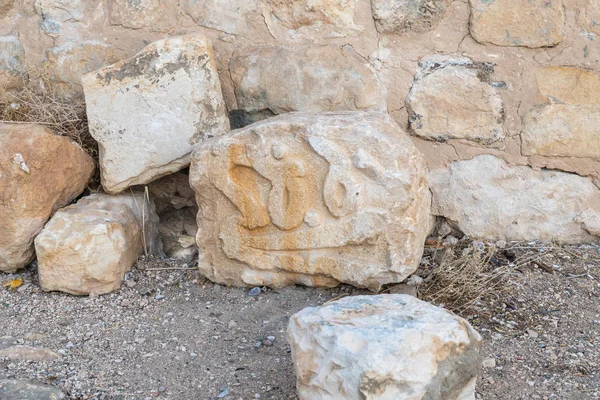 それに刻まれたパターンが付いている壁の断片がヨルダンでアル ジャヤ市近くにある丘の上に立って灰 Shubak の中世の要塞の壁の近くの地面にあるアル ジャヤ ヨルダン 2018 — ストック写真