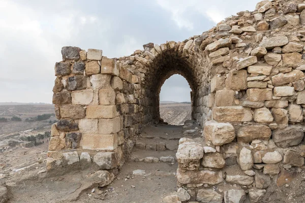 Al Jaya, Jordan, 06 Aralık 2018: Ortaçağ Kalesi kül Shubak, Ürdün'de Al Jaya şehir yakınlarındaki bir tepe üzerinde duran avlusu parçası