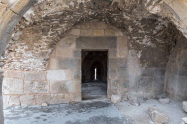Al Jaya, Jordan, 06 Aralık 2018: Boşluklar üzerinde Ortaçağ Kalesi kül Shubak, Ürdün'de Al Jaya şehir yakınlarındaki bir tepe üzerinde duran köşe kulede kişilik girişine