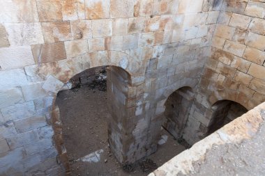 Al Jaya, Jordan, 06 Aralık 2018: Ortaçağ Kalesi kül Shubak, Ürdün'de Al Jaya şehir yakınlarındaki bir tepe üzerinde duran iç avluda