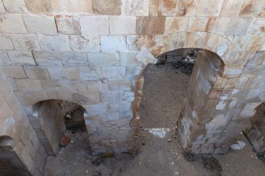 Al Jaya, Jordan, 06 Aralık 2018: Ortaçağ Kalesi kül Shubak, Ürdün'de Al Jaya şehir yakınlarındaki bir tepe üzerinde duran iç avluda