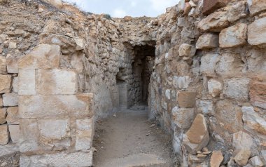 Al Jaya, Jordan, 06 Aralık 2018: Ortaçağ Kalesi kül Shubak, Ürdün'de Al Jaya şehir yakınlarındaki bir tepe üzerinde duran iç avluda