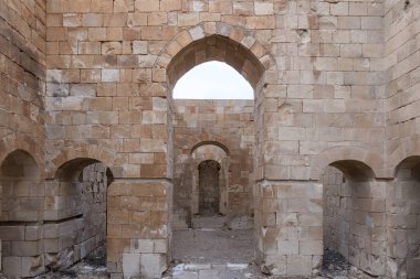 Al Jaya, Jordan, 06 Aralık 2018: Ortaçağ Kalesi kül Shubak, Ürdün'de Al Jaya şehir yakınlarındaki bir tepe üzerinde duran iç avluda
