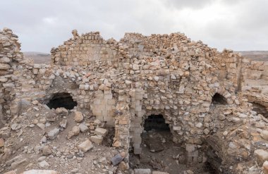 Al Jaya, Jordan, 06 Aralık 2018: Ortaçağ Kalesi kül Shubak, Ürdün'de Al Jaya şehir yakınlarındaki bir tepe üzerinde duran iç avluda