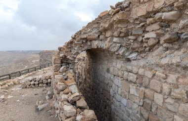 Al Jaya, Jordan, 06 Aralık 2018: Ortaçağ Kalesi kül Shubak, Ürdün'de Al Jaya şehir yakınlarındaki bir tepe üzerinde duran iç avluda