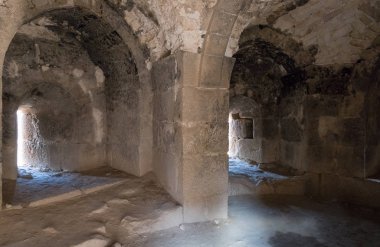Ortaçağ Kalesi kül Shubak, Ürdün'de Al Jaya şehir yakınlarındaki bir tepe üzerinde duran köşe kulede boşluklar ile Oda