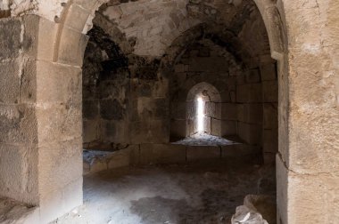 Al Jaya, Jordan, 06 Aralık 2018: Ortaçağ Kalesi kül Shubak, Ürdün'de Al Jaya şehir yakınlarındaki bir tepe üzerinde duran içinde boşluklar köşedeki kişilik kule