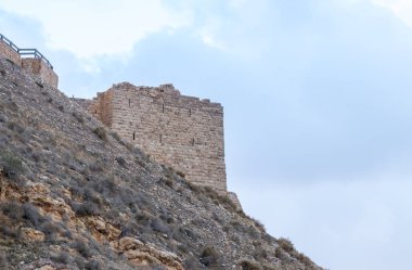 Al Jaya, Jordan, 06 Aralık 2018: Ortaçağ Kalesi kül Shubak, Ürdün'de Al Jaya şehir yakınlarındaki bir tepe üzerinde duran köşe kulede parçası