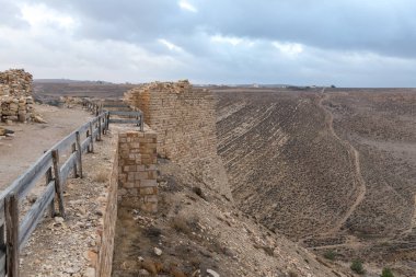 Al Jaya, Jordan, 06 Aralık 2018: Ortaçağ Kalesi kül Shubak, Ürdün'de Al Jaya şehir yakınlarındaki bir tepe üzerinde duran bir köşe kule