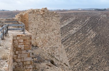 Al Jaya, Jordan, 06 Aralık 2018: Ortaçağ Kalesi kül Shubak, Ürdün'de Al Jaya şehir yakınlarındaki bir tepe üzerinde duran bir köşe kule
