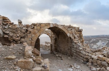 Al Jaya, Jordan, 06 Aralık 2018: Ortaçağ Kalesi kül Shubak, Ürdün'de Al Jaya şehir yakınlarındaki bir tepe üzerinde duran iç avluda