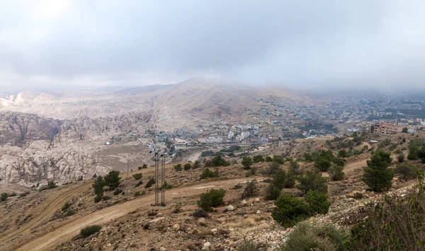 ペトラとヨルダンのペトラの近くにある集落の赤い山のビュー — ストック写真