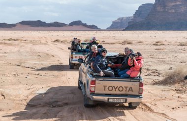Akabe, Ürdün, 07 Aralık 2018: Turist binmek çölde Wadi Rum ziyaretçi Akabe city Ürdün yakınındaki açık Jip otomobiller