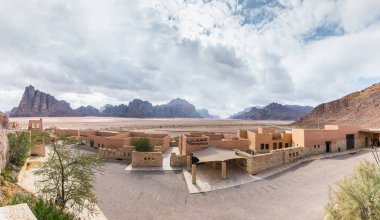 Akabe, Ürdün, 07 Aralık 2018: Wadi Rum Ziyaretçi Merkezi yakınlarında Wadi Rum çölde Ürdün Akabe city yakınındaki girişinde panoramik manzaralı