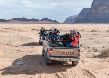 Akabe, Ürdün, 07 Aralık 2018: Turist binmek çölde Wadi Rum ziyaretçi Akabe city Ürdün yakınındaki açık Jip otomobiller