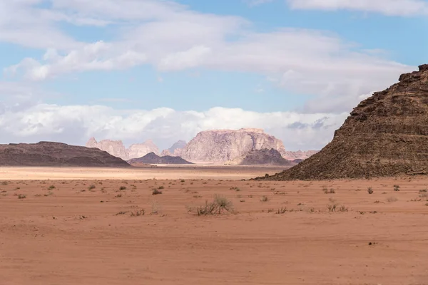 约旦亚喀巴市附近的瓦迪朗姆酒沙漠的迷人之美 — 图库照片
