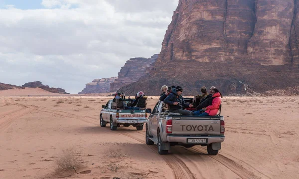 Aqaba Giordania Dicembre 2018 Turisti Viaggiano Jeep Aperte Nel Deserto — Foto Stock