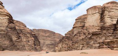 Wadi Rum çölde Ürdün Akabe city yakınındaki yüksek dağ silsilesi