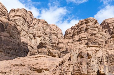 Wadi Rum çölde Ürdün Akabe city yakınındaki yüksek dağ silsilesi