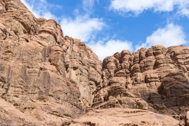 Wadi Rum çölde Ürdün Akabe city yakınındaki yüksek dağ silsilesi