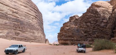 Akabe, Ürdün, 07 Aralık 2018: Turist binmek çölde Wadi Rum ziyaretçi Akabe city Ürdün yakınındaki açık Jip otomobiller