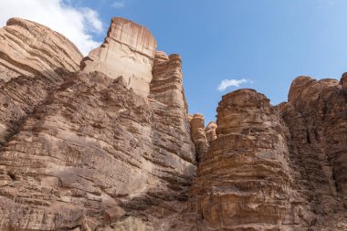 Wadi Rum çölde Ürdün Akabe city yakınındaki yüksek dağ silsilesi