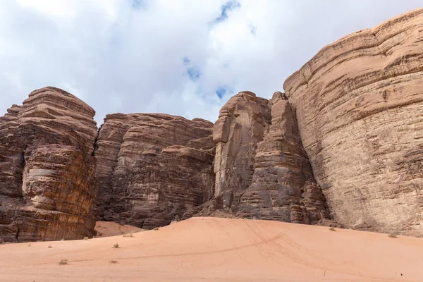 Μεγάλη Οροσειρά Της Ερήμου Του Wadi Rum Κοντά Πόλη Άκαμπα — Φωτογραφία Αρχείου