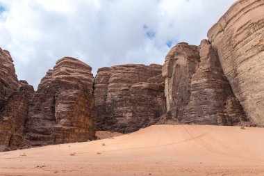 Wadi Rum çölde Ürdün Akabe city yakınındaki yüksek dağ silsilesi