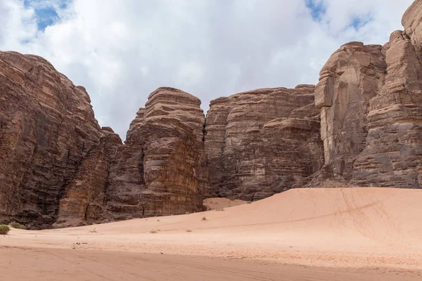 Μεγάλη Οροσειρά Της Ερήμου Του Wadi Rum Κοντά Πόλη Άκαμπα — Φωτογραφία Αρχείου