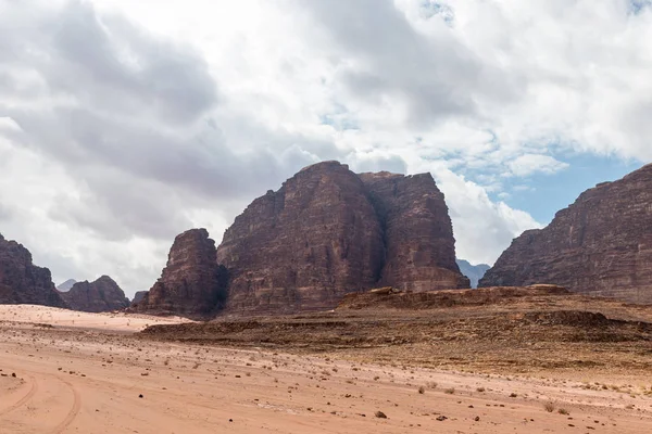 Alta Gama Montanhas Deserto Wadi Rum Perto Cidade Aqaba Jordânia — Fotografia de Stock