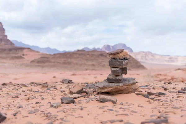 Monumento Várias Pedras Empilhadas Uma Sobre Outra Deserto Wadi Rum — Fotografia de Stock