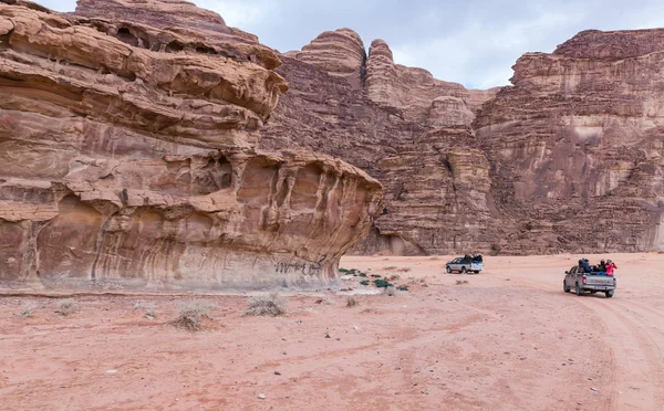 Aqaba Giordania Dicembre 2018 Turisti Viaggiano Jeep Aperte Nel Deserto — Foto Stock