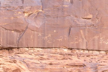 Akabe, Ürdün, 07 Aralık 2018: Akabe city Ürdün yakınındaki Wadi Rum çölde bir kayanın üzerinde eski zamanlardan kalma taş yazıtlar hayatta kalma parçası