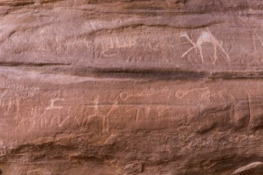 Akabe, Ürdün, 07 Aralık 2018: Akabe city Ürdün yakınındaki Wadi Rum çölde bir kayanın üzerinde eski zamanlardan kalma taş yazıtlar hayatta kalma parçası