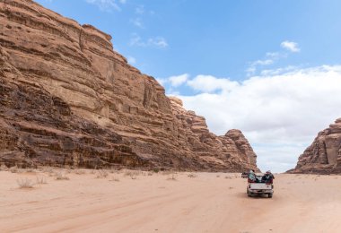 Akabe, Ürdün, 07 Aralık 2018: Turist binmek Wadi Rum çölde Ürdün Akabe city yakınındaki açık Jip otomobiller
