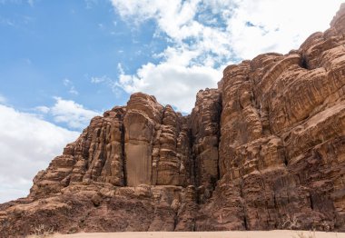 Wadi Rum çölde Ürdün Akabe city yakınındaki yüksek dağ silsilesi