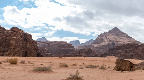 Μεγάλη Οροσειρά Της Ερήμου Του Wadi Rum Κοντά Πόλη Άκαμπα — Φωτογραφία Αρχείου