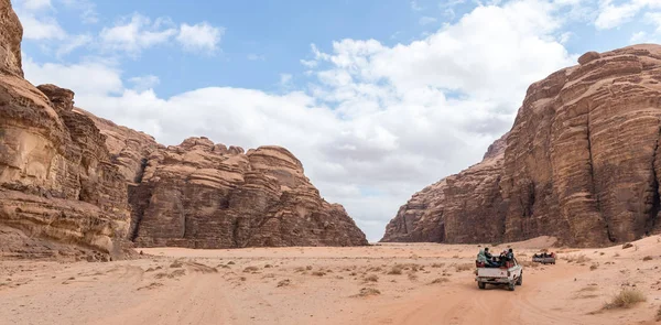 Aqaba Jordânia Dezembro 2018 Passeio Turistas Jipes Abertos Deserto Wadi — Fotografia de Stock