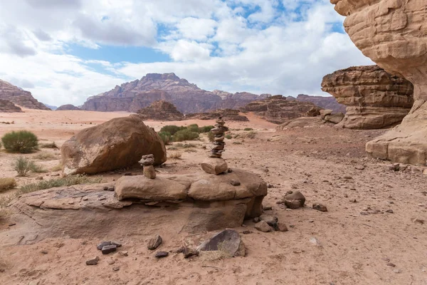 Συναρπαστική ομορφιά της ερήμου του Wadi Rum κοντά πόλη Άκαμπα στην Ιορδανία — Φωτογραφία Αρχείου