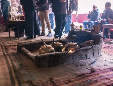 Akabe, Ürdün, 07 Aralık 2018: Akabe city Ürdün yakınındaki Wadi Rum çölde Kervansaray içinde bir taş oyma bir Ocak