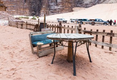 Akabe, Ürdün, 07 Aralık 2018: Tezgah ve tablo bir Kervansaray Akabe city Ürdün yakınındaki Wadi Rum çölde avlusunda