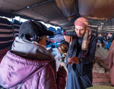 Akabe, Ürdün, 07 Aralık 2018: Bedevi Kervansaray Akabe city Ürdün yakınındaki Wadi Rum çölde içinde çay çaydanlık gelen turist için dökülen
